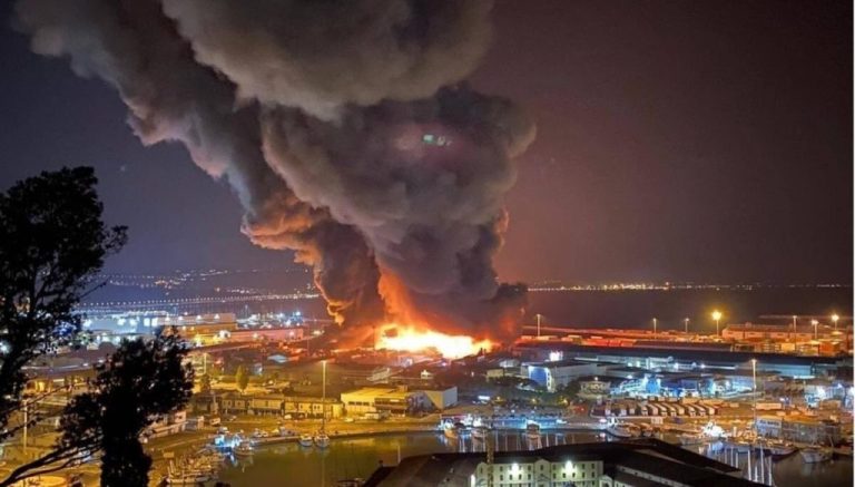 Ancona, vasto incendio nel porto della città