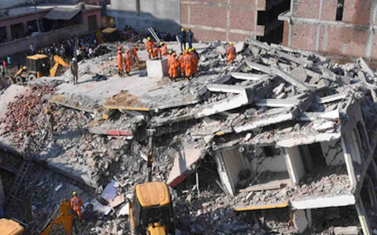 India, crolla un edificio residenziale di tre piani: morte dieci persone