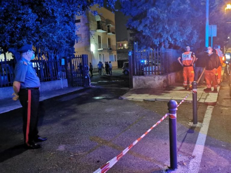 Lecce, duplice omicidio in un condominio in via Montello: indagano i carabinieri