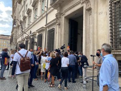 Roma, flash mob della Lega sotto Palazzo Chigi: “Basta con l’invasione dei migranti”