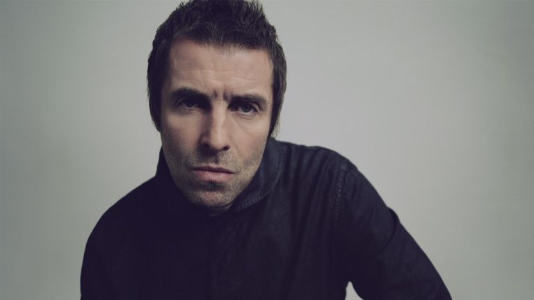 Gran Bretagna, Liam Gallagher risponde a Noel: “Io indosso la mascherina, mio fratello è un imbecille per molte ragioni”