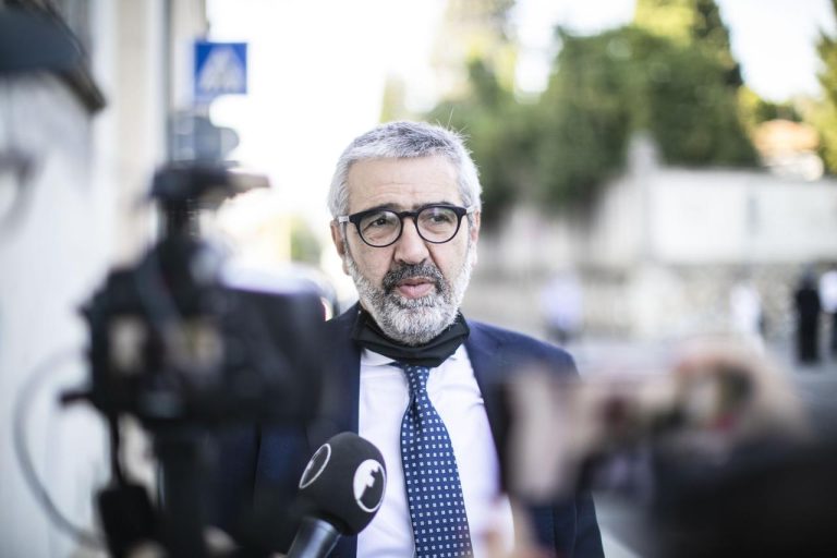 La dura accusa del Comitato vittime del Covid ai politici italiani: “Sono bugiardi e vigliacchi”