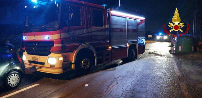 Maltempo a Bologna: strade allagate, alberi spezzati dal vento: salvate due famiglie bloccate in auto