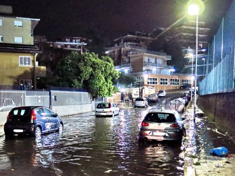 Bomba d’acqua in tarda serata: disagi e allagamenti nella Capitale. Traffico in tilt