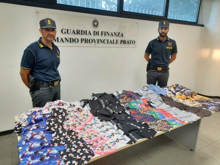 La Guardia di Finanza di Prato ha sequestrato 11mila mascherine facciali che riportavano l’effige di famose griffe della moda: erano in realtà tutte false
