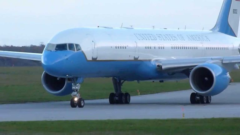Usa, atterraggio di emergenza dell’Air Force Two con a bordo il vice presidente Mike Pence