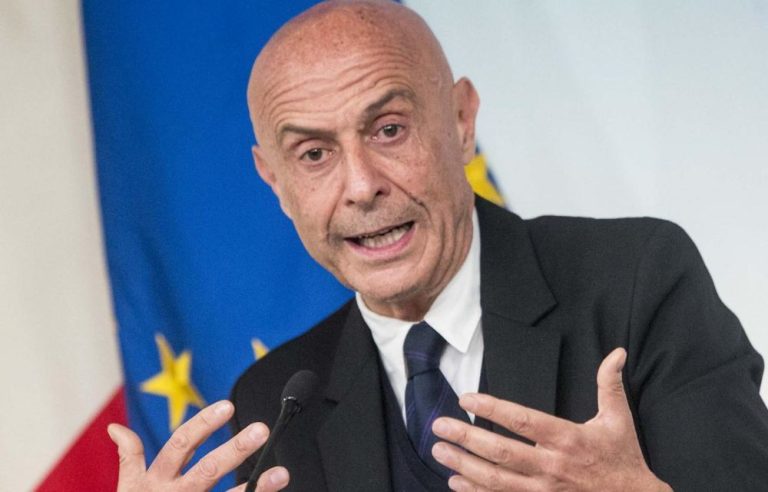 Migranti, parla Minniti (Pd): “E’ illusorio pensare che il problema si risolva con la redistribuzione dei profughi all’interno della Ue”