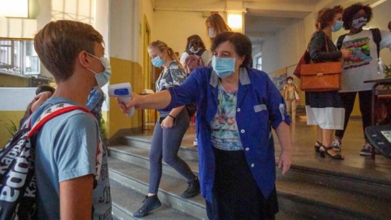Coronavirus, nelle scuole del Piemonte si continuerà a misurare la temperatura degli studenti