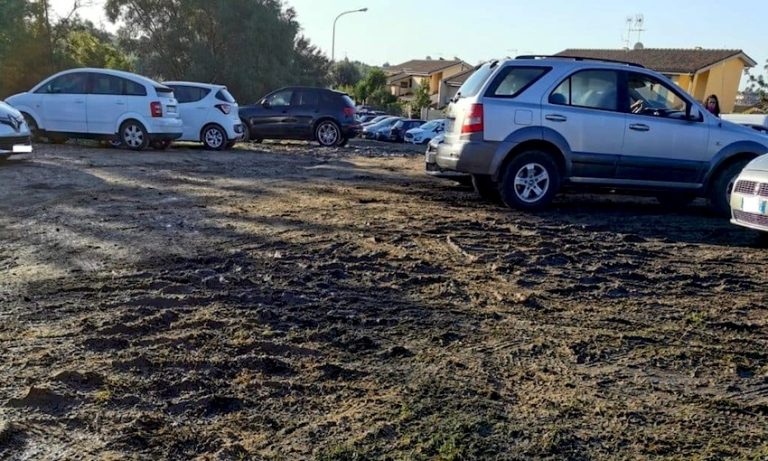 Il parcheggio della scuola “Cena” trasformato in un ‘campo’ di fango