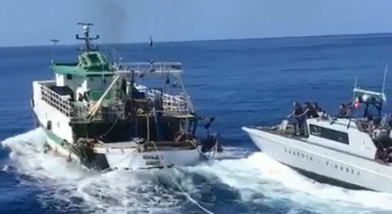 Lampedusa, peschereccio tunisino sperona motovedetta italiana della Finanza che apre il fuoco