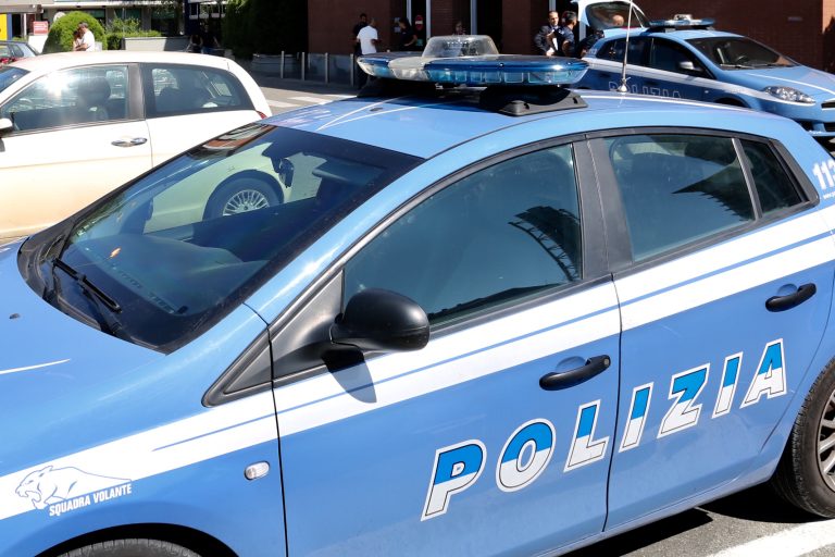 Rapina in una sala slot in zona corso Francia. La polizia recupera la refurtiva: è caccia ai malviventi