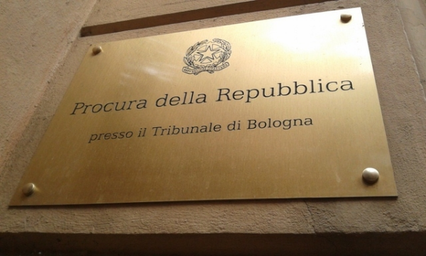 Bologna, maltrattamenti e lesioni alla figliastra. Colpo di scena: il testimone chiave ha ritrattato le accuse al professionista