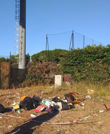 Parcheggio dello stadio di Cerveteri come una discarica