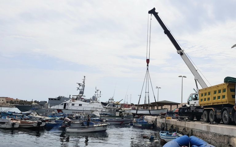 Lampedusa, al via la demolizione di 160 barchini ormeggiati