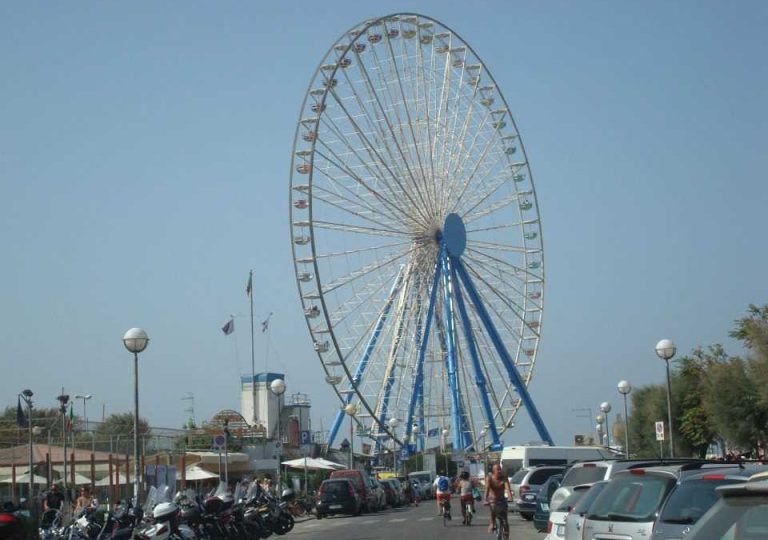 Arriva la ruota panoramica in piazza Rossellini