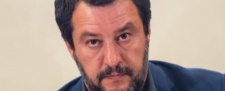 Migranti, l’ira di Salvini: “Se sbarcano a Palermo denuncio il governo”