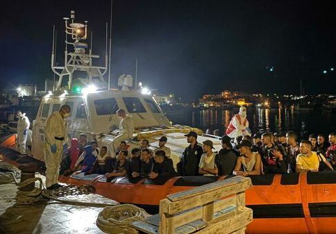 Lampedusa, sbarcati 300 migranti da undici barchini durante la notte