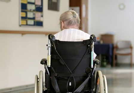 Pescia (Pistoia), agli arresti domiciliari tre operatrici di una Rsa per maltrattamenti