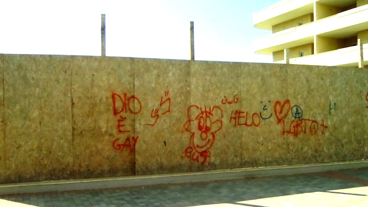 Scritte vandaliche a piazza Grande, davanti la Chiesa