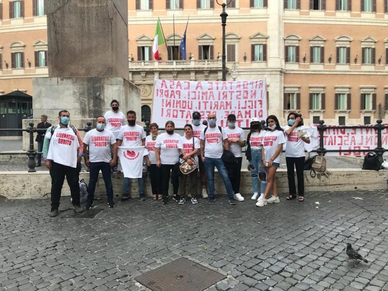 Le famiglie dei pescatori sequestrati in Libia vogliono parlare con il premier Conte: “Vogliono incastrarci accusandoci di traffico di droga”