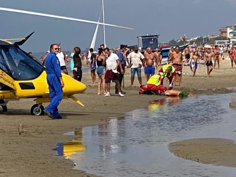 Torvaianica (Roma), momenti di terrore sulla spiaggia per una sparatoria: ferito un albanese con precedenti