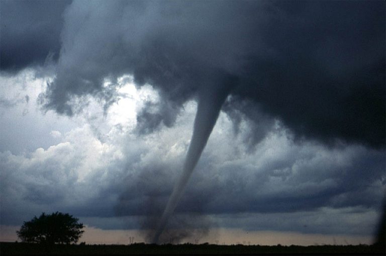 Ecco il maltempo, trombe d’aria, nubifragi e prime forti nevicate