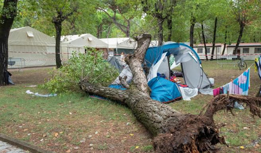 Torino, svolti i funerali delle due bambine travolte da un albero in un camping