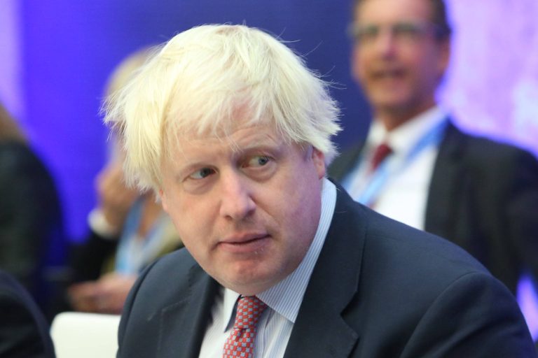 Coronavirus, l’ultima frase imbarazzante di Boris Johnson: “Da noi più contagi perchè amiamo la libertà…”