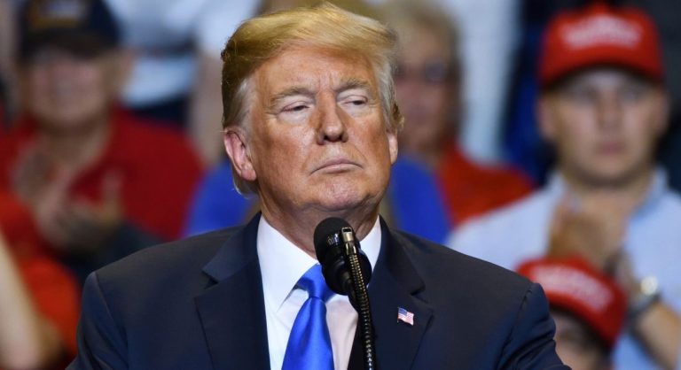 L’ultimo “delirio” del presidente Trump: “Sul coronavirus abbiamo fatto meglio dell’Europa…”