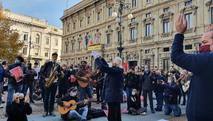 Dpcm, la rabbia dei lavoratori dello spettacolo a Milano: Vogliamo reddito