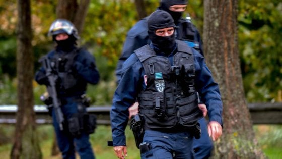 Francia, vasta operazione antiterrorismo dopo la decapitazione del professore: controllate 51 associazioni islamiche