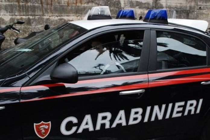 Cinisello Balsamo (Milano), Un rapper e youtuber di 21 anni è stato denunciato dai carabinieri per vilipendio delle forze armate e per danneggiamento dopo aver realizzato un video in cui saliva sul tettuccio di un’auto