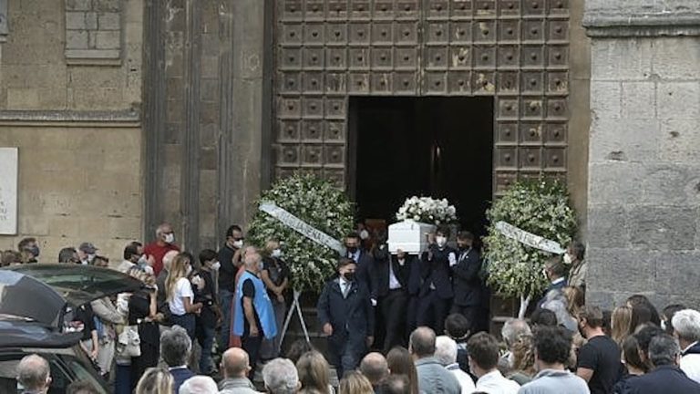 Napoli, silenzio e dolore ai funerali del bambino di 11 anni che si è suicidato buttandosi dalla finestra di casa