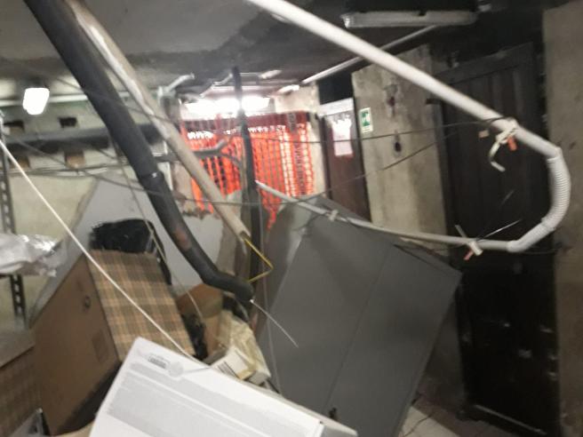 Milano, evacuati due palazzi in via di Santa Sofia per il crollo delle cantine