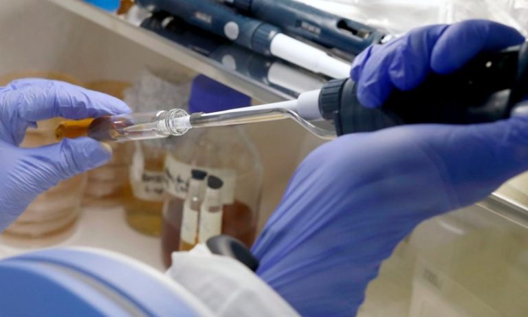 Coronavirus, la previsione del premier Conte: “Le prime dosi del vaccino Oxford-Irbm saranno disponibili in dicembre”