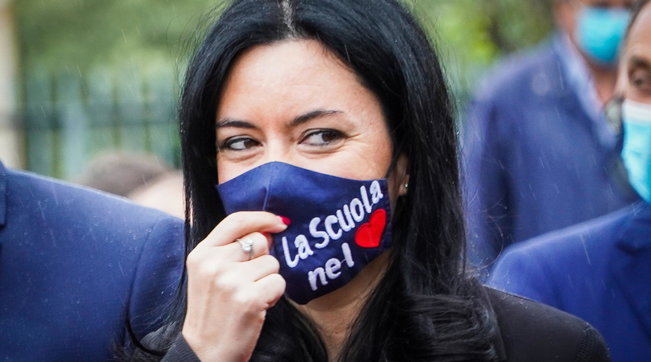 Coronavirus, l’entusiasmo della ministra Azzolina: “I ragazzi sono felici di essere tornati a scuola. E ci devono rimanere”