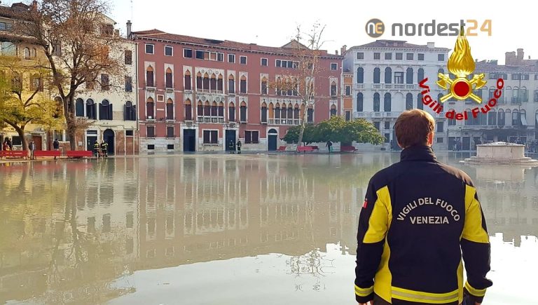 Venezia, allagato Campo San Polo per la rottura di una tubatura