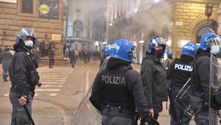 Dpcm, scontri a Firenze tra manifestanti e polizia nel centro della città