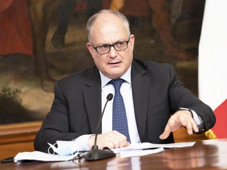 Recovery Plan, il piano del ministro Gualtieri: “Si interverrà sul fisco attraverso un processo di riforma che si caratterizzerà per il taglio cuneo fiscale sul lavoro”