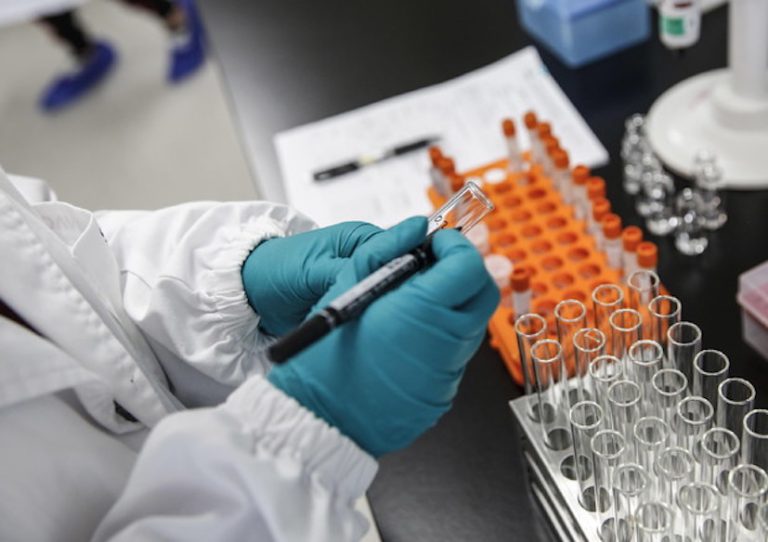 Coronavirus, parla virologo Burioni: “Il vaccino anti Covid di Pfizer pronto per la terza settimana di novembre”