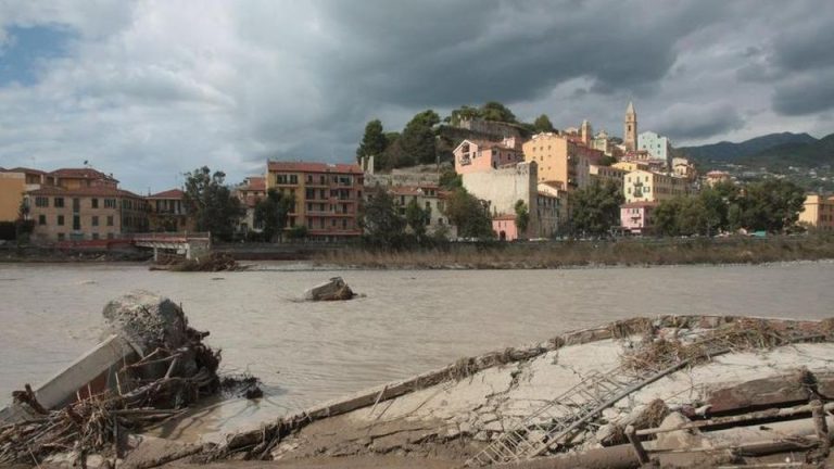 Maltempo in Liguria, recuperato il nono corpo di un uomo sul lungomare Italo Calvino a Sanremo