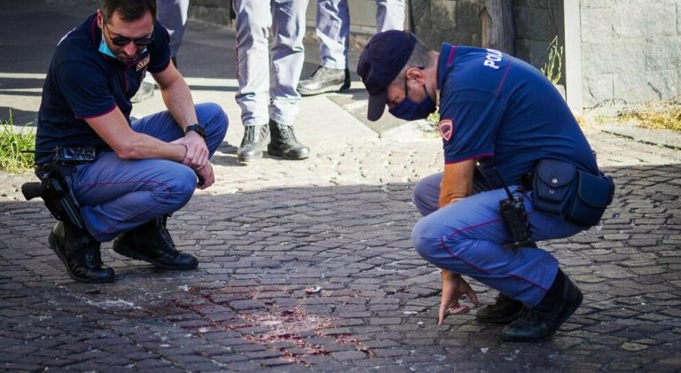 Brindisi, due colpi di pistola durante una rapina alla pizzeria di famiglia: gravissimo il 23enne