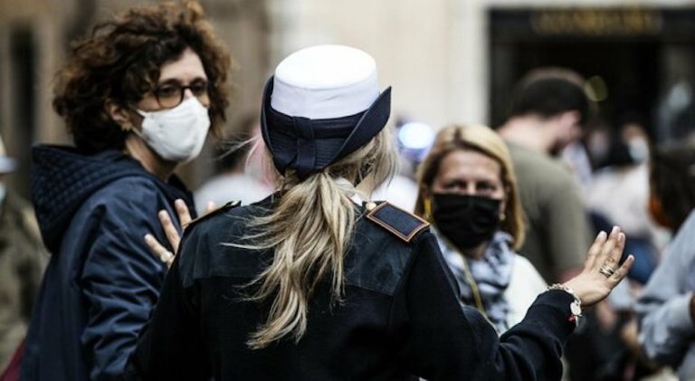 Coronavirus, la stretta sulle mascherine: multe da 400 a mille euro