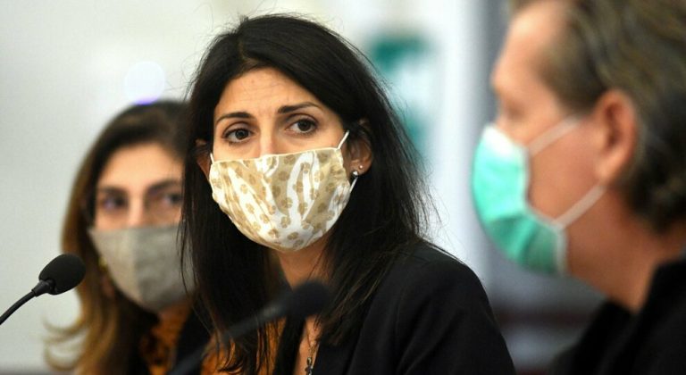 La sindaca Virginia Raggi tira un sospiro di sollievo: è negativa al tampone