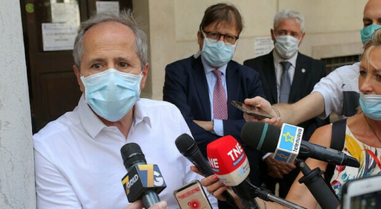 Coronavirus, il virologo Crisanti ‘difende’ il coprifuoco in Lombardia: “Serve per evitare il lockdown”