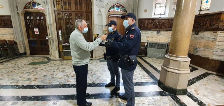 Milano, ruba un calice che fu di Papa Wojtyla: arrestato un 36enne