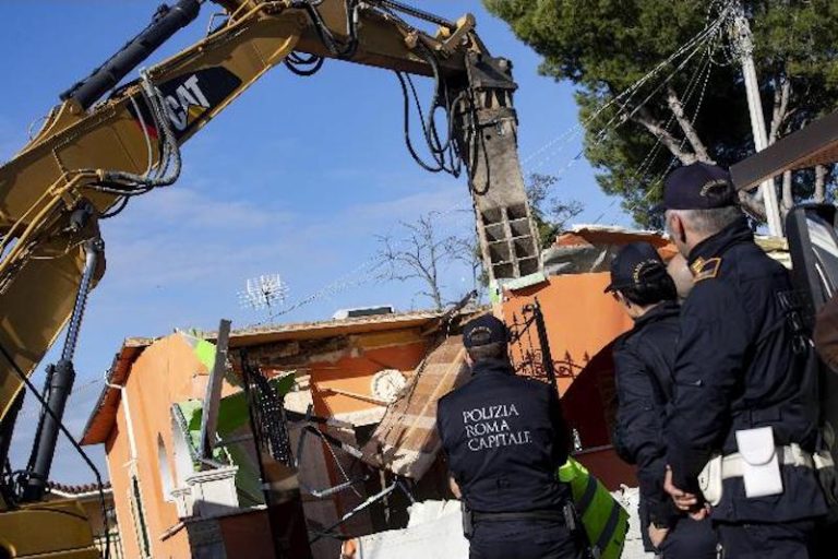 Romanina, al via le demolizioni di otto costruzioni abusive dei Casamonica