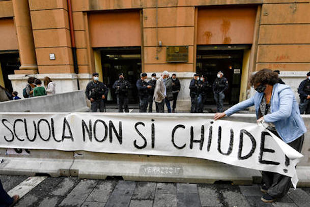 Coronavirus, protestano a Napoli le mamme per la chiusura per le scuole