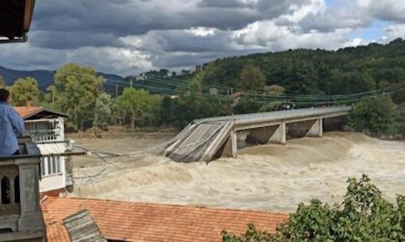 Maltempo, si aggrava la situazione in Piemonte: 16 dispersi. Crollato il ponte sul fiume Sesia nel vercellese