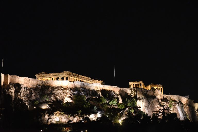 Grecia, nuova spettacolare illuminazione per l’Acropoli di Atene